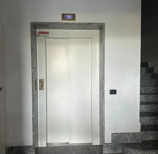 Apartment View Ac And Garage Como